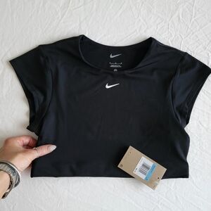 NIKE Women's Black Athletic Crop-top